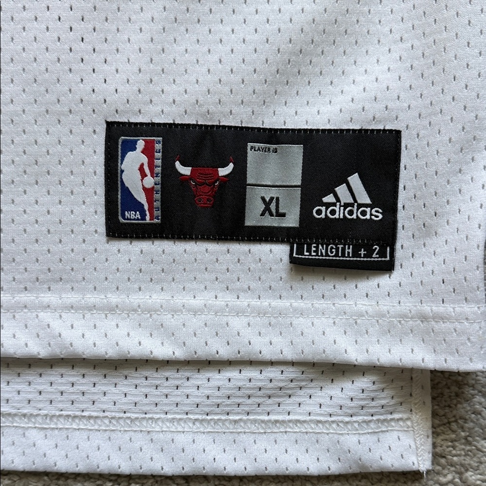 Adidas Bulls White and Red Kirk Hinrich Jersey - Picture 2 of 5